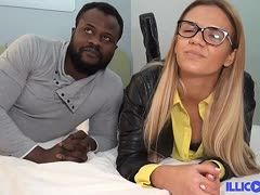 Blondes Amateurgirl zum Fick mit BBC abgeschleppt