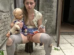 Pissendem Zombiegirl in den Mund gefickt